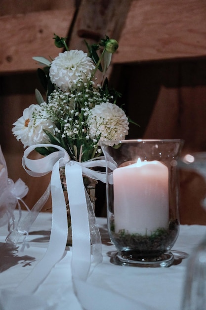 Decoração floral de casamento em um fundo de madeira