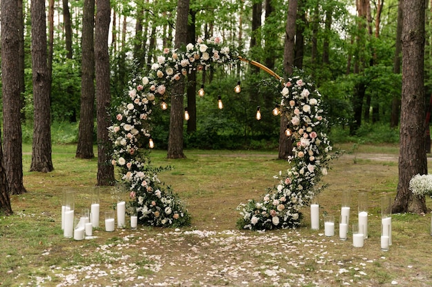 Decoração florescente de arco de casamento com rosas, cravo e eucalipto. Bela cerimônia de casamento ao ar livre. Cores branco e rosa. Zona de fotos de casamento. Conceito floral. Detalhes do casamento