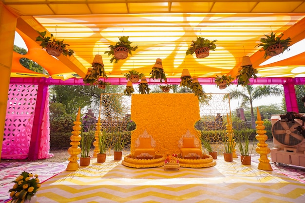 Foto decoração haldi decorações de salão de casamento de sofá e flores.