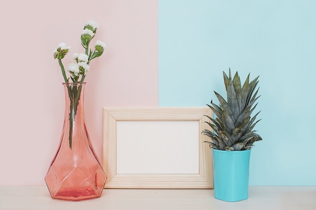 Decoração home moderna mock up com moldura de madeira, vaso e planta tropical em rosa azul ba