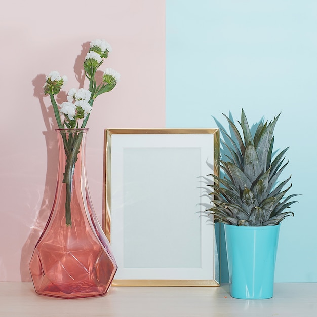 Decoração home moderna mock up com moldura de madeira, vaso e planta tropical em rosa azul ba