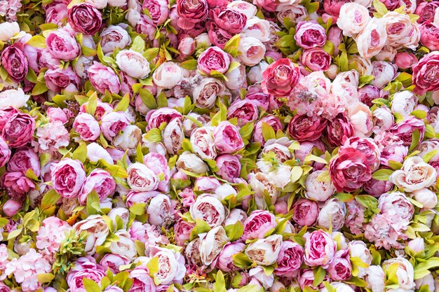 Decoração incrível de parede de rosas cor de rosa e brancas, feita à mão, Sochi.