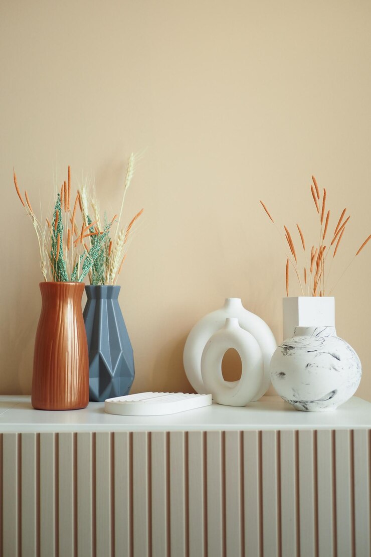 Foto decoração interior da casa contra a parede de cor laranja claro