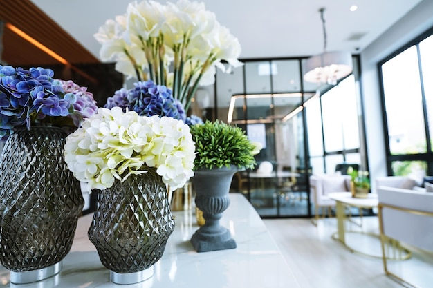 Decoração interior de casa flores secas em vaso de vidro na decoração da sala de estar mesa de madeira marrom rústica interior de café de restaurante