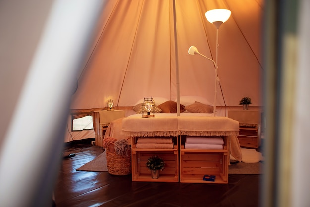 Decoração interior de uma tenda em glamping moderno