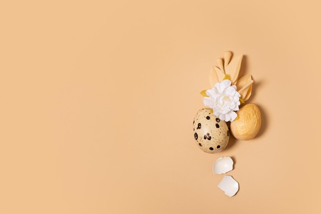 Decoração minimalista de composição minimalista de ovos de Páscoa monocromáticos com galhos e flores Páscoa natureza morta bege dourado