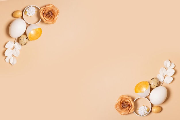 Decoração monocromática de composição de ovos de Páscoa plana com galhos e flores Páscoa natureza morta bege