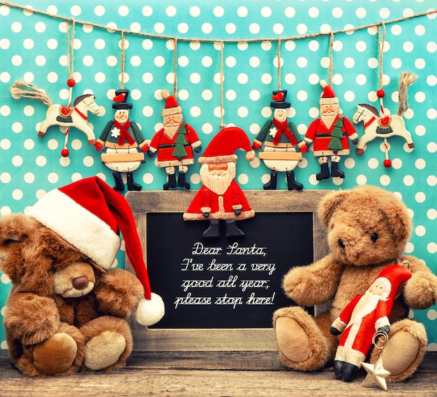 Decoração nostálgica de natal com brinquedos antigos. quadro-negro com texto de exemplo, querido papai noel. imagem em tons de estilo retro