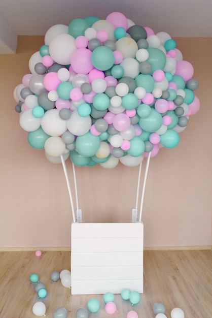 Decoração para a zona fotográfica e balão de férias feito de balões rosa, cinza, branco e menta