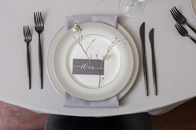 Decoração para o jantar de casamento, mesa posta com prato, placa de identificação com caligrafia para casamento Tradução do russo - nome "Julia"