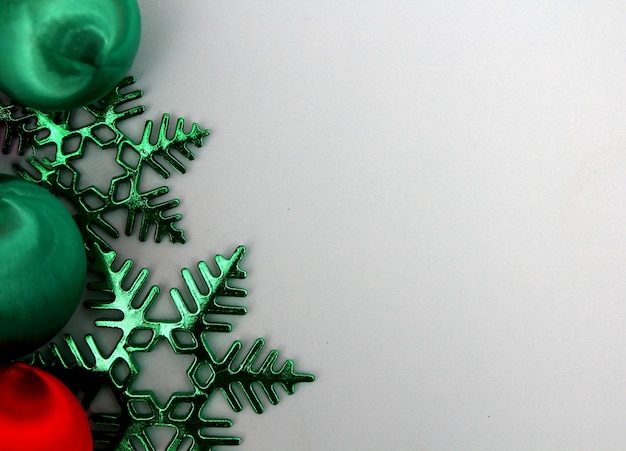 Decoração para o Natal com algum pano de fundo azul.