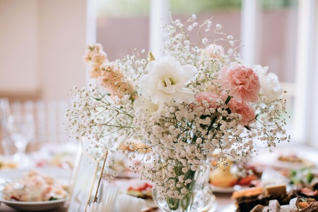 Decoração para uma festa natalícia Buquê de flores frescas na mesa de casamento