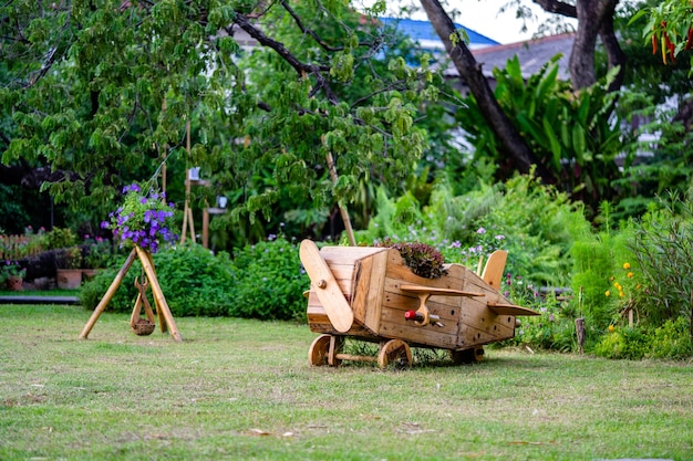 Decoração plana de madeira no jardim