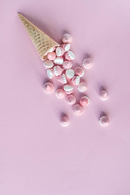 Decoração rosa e branca espalhada para assar merengue em biscoitos waffle