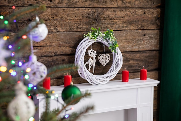 Decoração simbólica de pé na lareira durante as férias de Natal