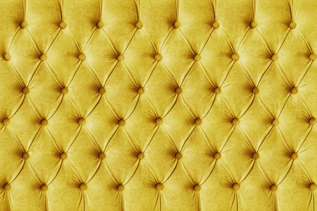 Decoração têxtil de veludo capitone amarelo com botões