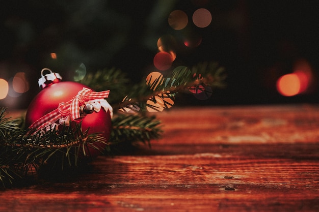decoração vermelha de Natal na frente da lareira ardente e luzes de férias