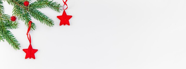 Foto decoração vermelha de natal pendurada na árvore