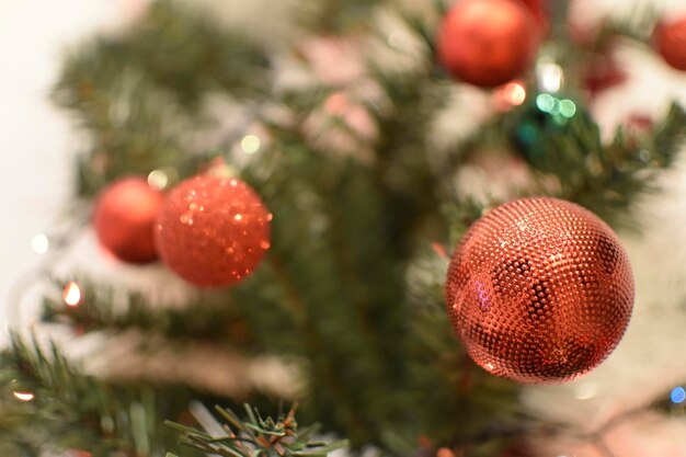 decoração vermelha e branca de uma árvore de natal