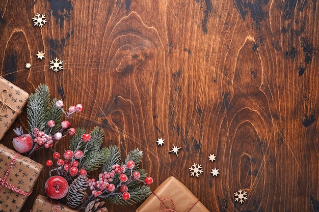 Decoración de abeto bolas de Navidad rojas y verdes, canela en forma y rodajas de naranjas secas sobre fondo de madera para tus saludos navideños. Vista superior con espacio de copia. Tarjeta de felicitación de Navidad.