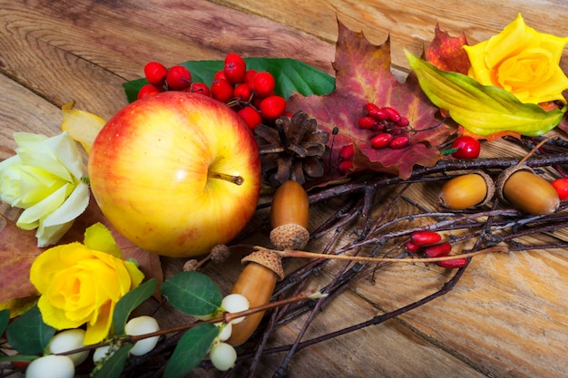 Decoración de acción de gracias con manzana y agracejo.