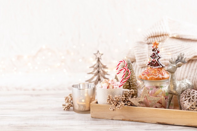 Decoración acogedora festiva de Navidad bodegón sobre fondo de madera, concepto de confort en el hogar y vacaciones.