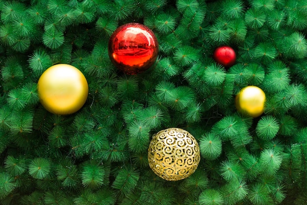 decoración de adornos navideños en el árbol