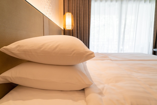 Decoración de almohada blanca en la cama en el dormitorio del hotel resort