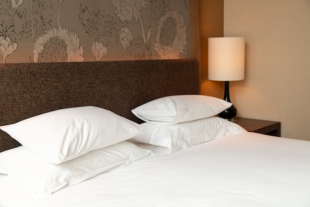 Decoración de almohada blanca en la cama en el dormitorio.