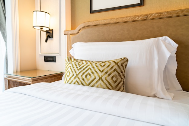 decoración de almohadas en la cama en la habitación del hotel