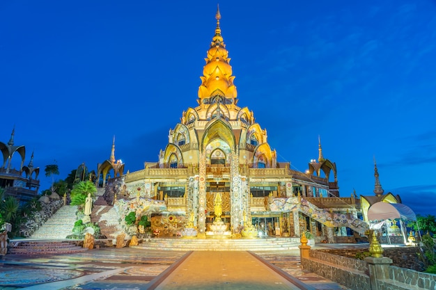 Decoración de los alrededores Pagoda principal grande en el templo de Wat Phra That Pha Son Kaew en Phetchabun Tailandia