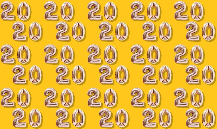 Foto decoración de año nuevo 2020. números de oro inflables en el patrón de fondo amarillo.