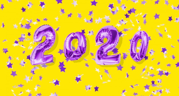 Foto decoración de año nuevo 2020. números violetas inflables