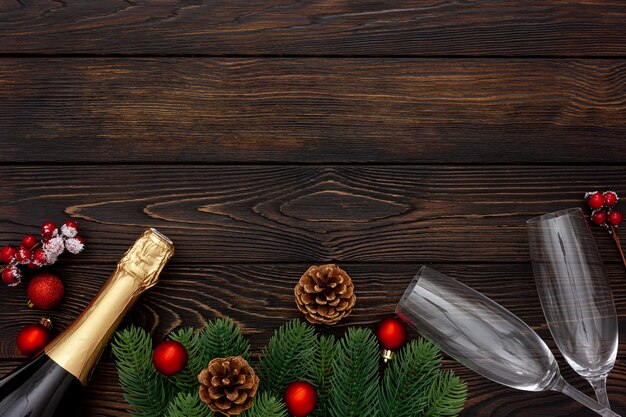 Decoración de año nuevo con botella de champagne y ramas de abeto