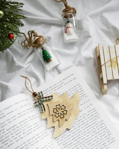 Decoración de año nuevo y navidad con árbol de navidad y libro.