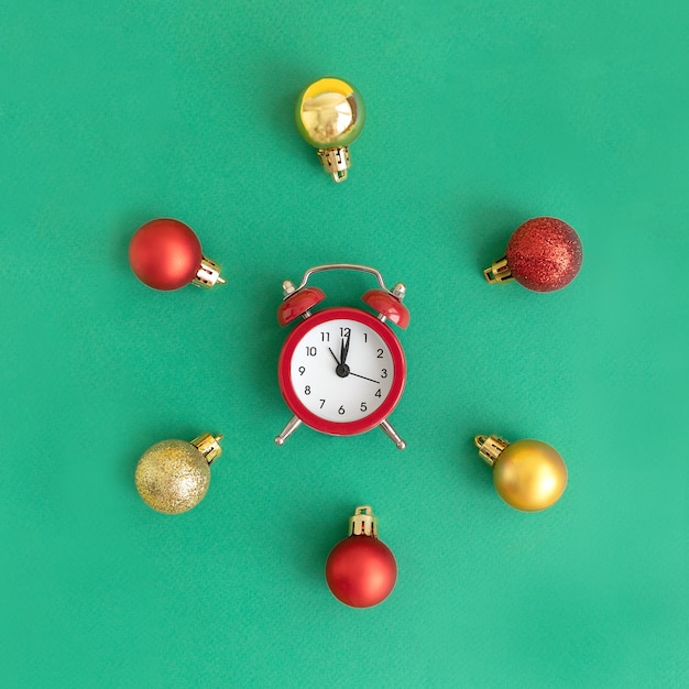 Decoración de año nuevo con un reloj rojo