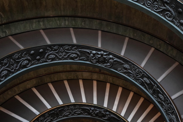 Decoración antigua en una escalera de caracol en Italia