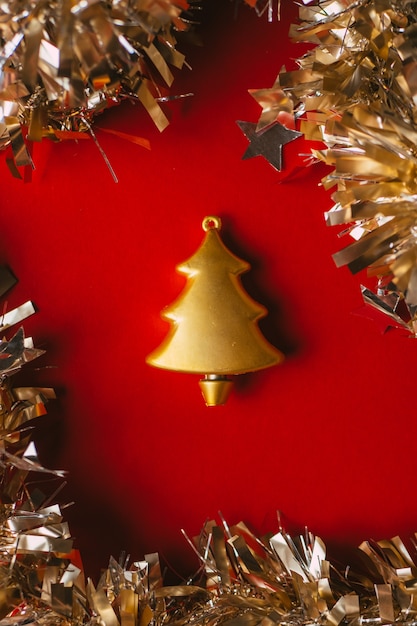 Foto decoración de árbol de año nuevo dorado sobre fondo rojo.