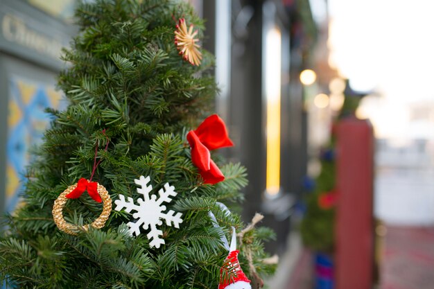 Decoración del árbol de Navidad al aire libre cerca del restaurante. Leópolis, Ucrania