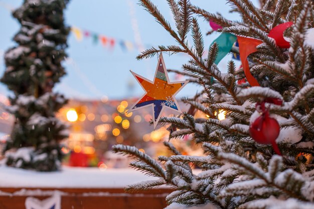 Decoración árbol de Navidad al aire libre.