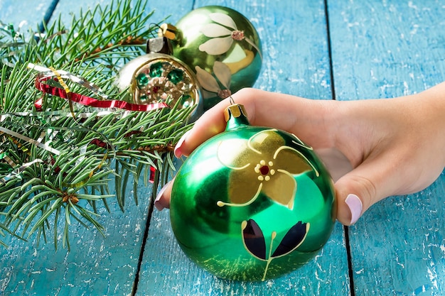 Decoración para árbol de Navidad bola vintage en mano femenina