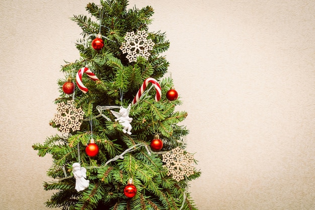 Decoración de árbol de Navidad con bolas, copos de nieve, bastones de caramelo, guirnalda de luces, decoración festiva. Navidad, decoraciones de año nuevo. concepto de vacaciones de invierno con espacio de copia.