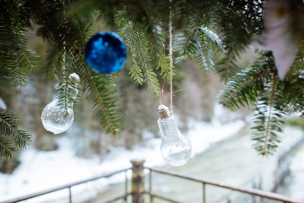 Decoración del árbol de Navidad con una bombilla Decoración exterior para la zona de fotos