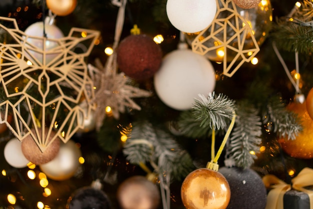 Decoración del árbol de Navidad cerca de fondo Garland bolas luces iluminadas