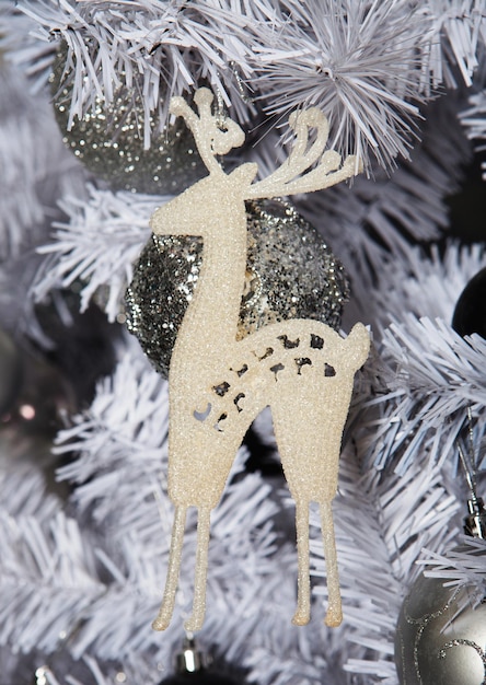 Decoración del árbol de Navidad cerrar tonos blancos