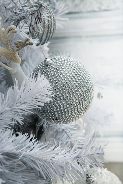 Decoración del árbol de Navidad cerrar tonos blancos