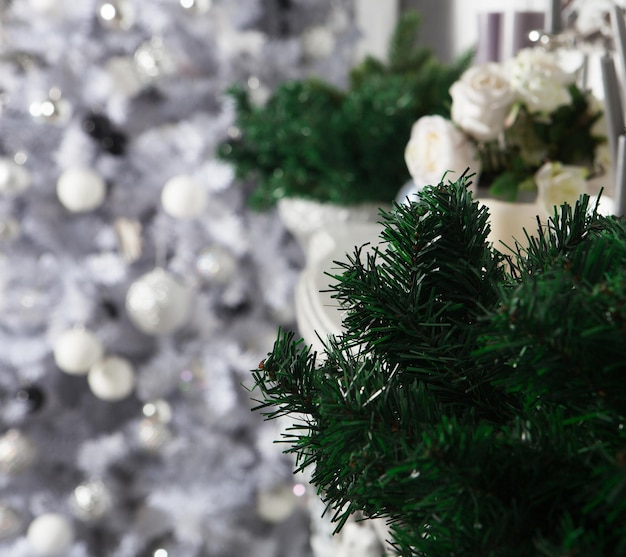 Decoración del árbol de Navidad cerrar tonos blancos