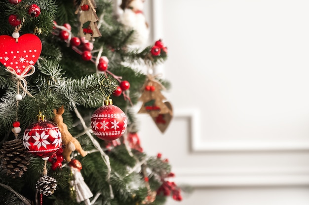 Decoración del árbol de Navidad en estilo rojo y bokeh árbol de Navidad decoraciones de Navidad juguetes primer plano y espacio de copia Hygge concepto de año nuevo