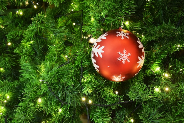 Decoración árbol de Navidad y luces de Navidad colgando en un árbol