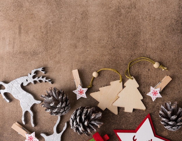 Decoración de árbol de Navidad de madera sobre fondo marrón, juguetes de Navidad ecológicos. Copia espacio